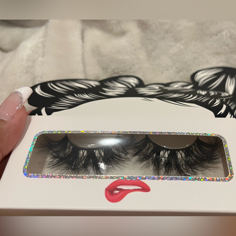 Black dramatic False Eyelashes - Picture 2 of 5